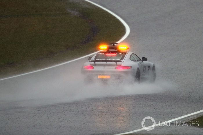 Safety Car bajo la lluvia