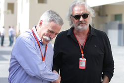 Chase Carey, presidente del Grupo de la Fórmula 1 con Flavio Briatore
