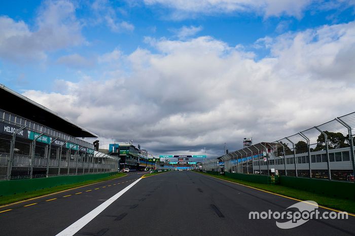 Salida del pitlane y recta de meta