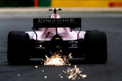 Chispas detrás del Force India de Esteban Ocon
