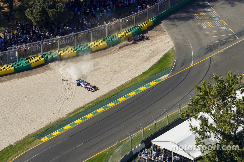 Marcus Ericsson, Sauber C36, and Kevin Magnussen, Haas F1 Team VF-17, collide at the start