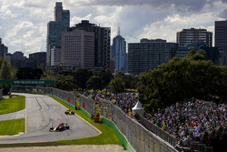 Max Verstappen, Red Bull Racing, RB13; Nico Hülkenberg, Renault Sport F1 Team, RS17