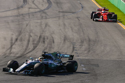 Льюис Хэмилтон, Mercedes AMG F1 W08, и Себастьян Фетттель, Ferrari SF70H