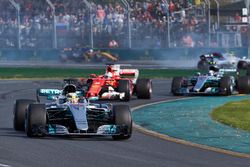 Lewis Hamilton, Mercedes AMG F1 W08, Sebastian Vettel, Ferrari SF70H y Valtteri Bottas, Mercedes AMG
