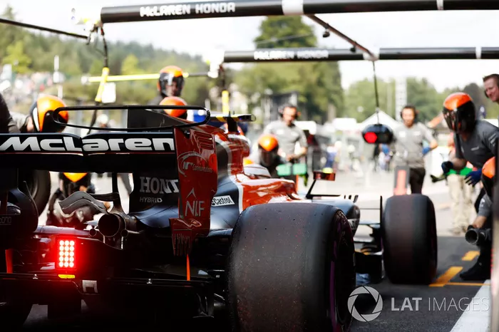 Stoffel Vandoorne, McLaren MCL32, makes a practice pit stop