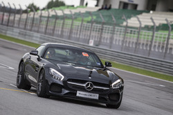 Lewis Hamilton, Mercedes AMG F1 bir Mercedes AMG GTS'de