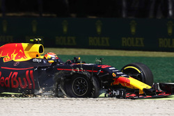 Max Verstappen, Red Bull Racing RB13, in de grindbak met een lekke band
