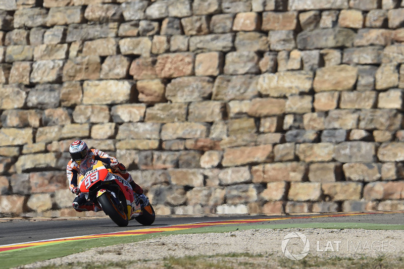 Марк Маркес, Repsol Honda Team, на тлі візітівки Моторленд Арагону, цегляної стіни