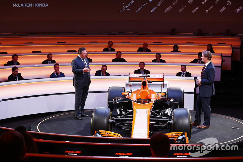 Zak Brown, directeur McLaren Technology Group, talks met Simon Lazenby bij de lancering van de McLar