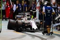 Felipe Massa, Williams FW40, en pits con una rueda trasera dañada
