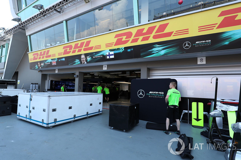 Mercedes AMG F1: Garage