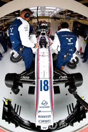 Lance Stroll, Williams, se prépare dans son garage
