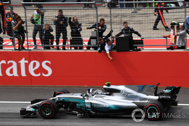 Ganador, Valtteri Bottas, Mercedes AMG F1 F1 W08  cruza la línea