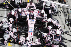 Sergio Perez, Sahara Force India F1 VJM10, pit stop