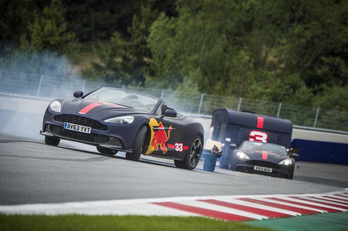 Max Verstappen y Daniel Ricciardo compiten con un Aston Martin y una caravana