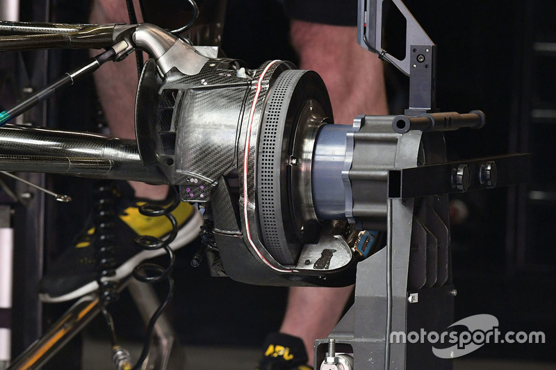 Détail de la roue arrière de la Renault Sport F1 Team RS17