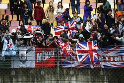 Lewis Hamilton, Mercedes AMG, donne des casquettes aux fans
