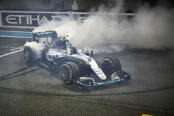 Друге місце Ніко Росберг, Mercedes AMG F1 W07 Hybrid святкує свої друге місце та титул Чемпіона світ