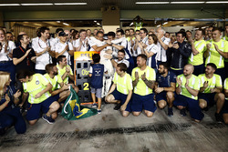 El equipo da un adiós encariñado a Felipe Massa, Williams, después de su última carrera para el equi