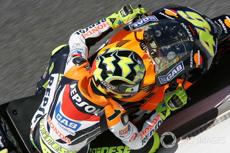 <img src="http://cdn-1.motorsport.com/static/custom/car-thumbs/MOTOGP_2017/RIDERS_NUMBERS/Rossi.png" width="55" /> #29 GP du Portugal 2003
