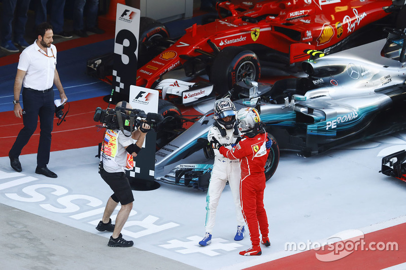 Валттери Боттас, Mercedes AMG F1, и Себастьян Феттель, Ferrari SF70H
