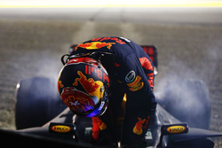 После аварии: гонщик Red Bull Racing Макс Ферстаппен покидает разбитую RB13