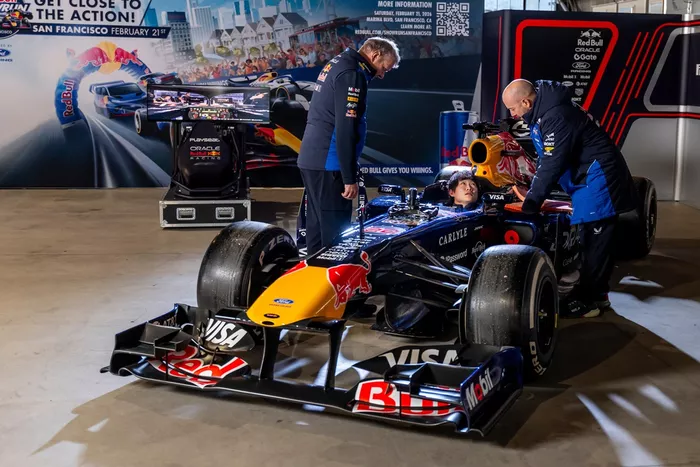 角田裕毅がF1マシンのコクピットに戻ってきた。サンフランシスコでRB7