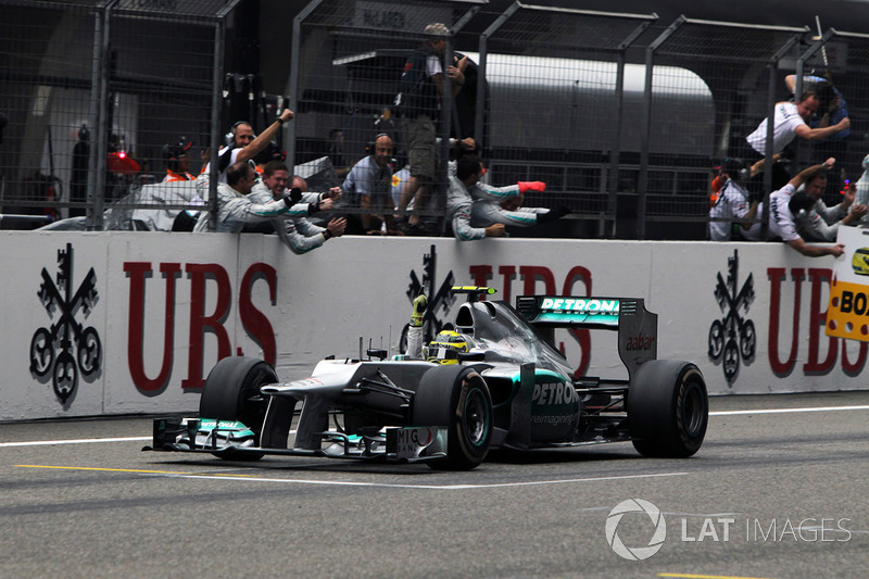 Nico Rosberg, Mercedes AMG F1 W03 cruza la meta