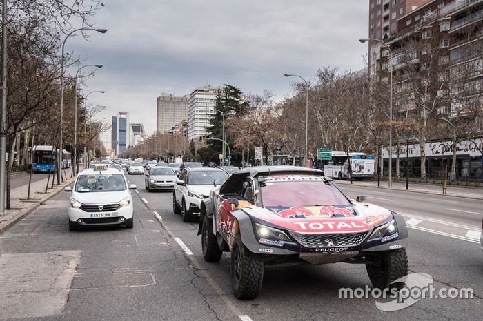 Carlos Sainz, Lucas Cruz, Peugeot Sport en las calles de Madrid
