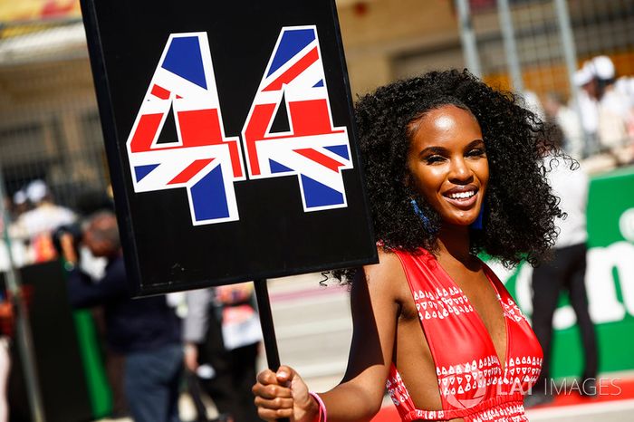 Chica de la parrilla para Lewis Hamilton, Mercedes AMG F1