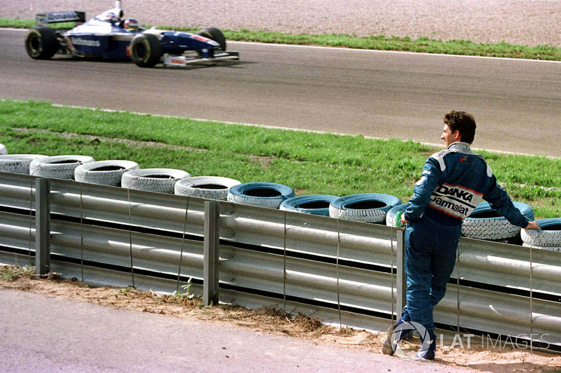 Damon Hill, Arrows watches the new World Champion Jacques Villeneuve, Williams