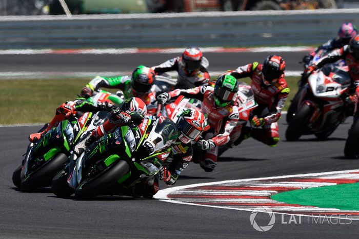 Jonathan Rea, Kawasaki Racing leads the start