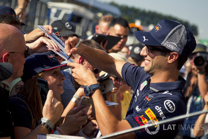 Daniel Ricciardo, Red Bull Racing, firma autografi ai tifosi