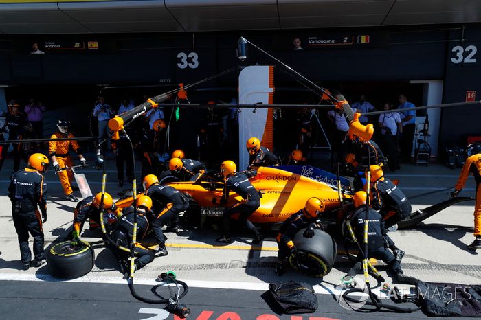 Fernando Alonso, McLaren MCL33, en boxes