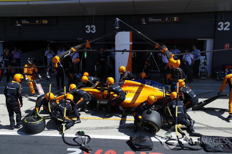 Fernando Alonso, McLaren MCL33, effettua un pit stop