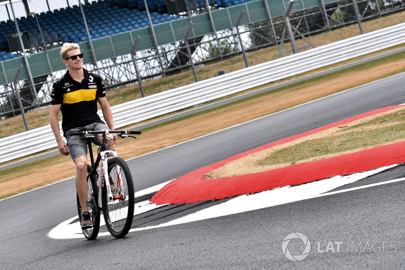 Nico Hulkenberg, Renault Sport F1 Team, va in bici lungo il circuito