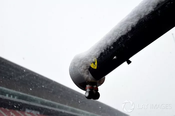 Le neige retarde le troisième jour des essais