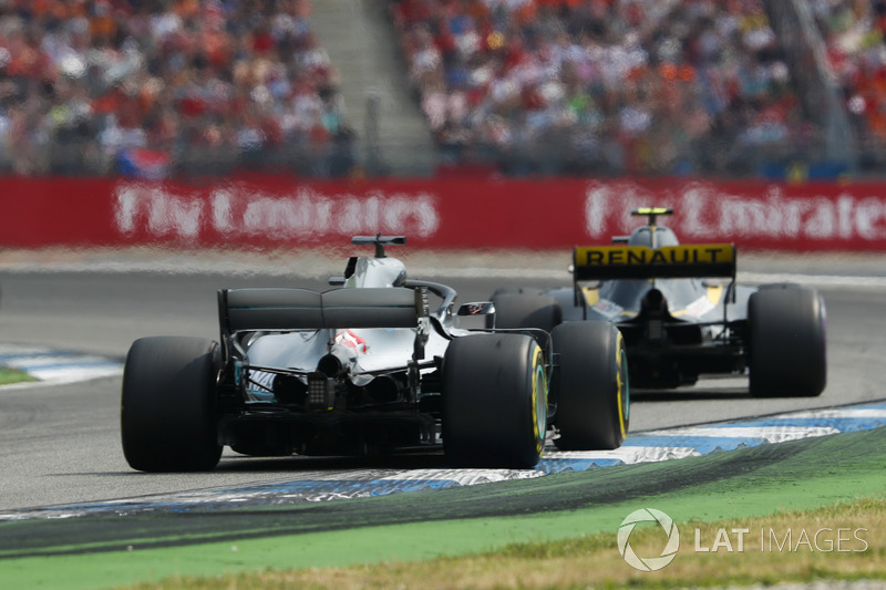 Lewis Hamilton, Mercedes AMG F1 W09, chases Carlos Sainz Jr., Renault Sport F1 Team R.S. 18