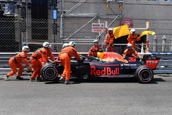 Kaza sonrası Max Verstappen, Red Bull Racing RB14