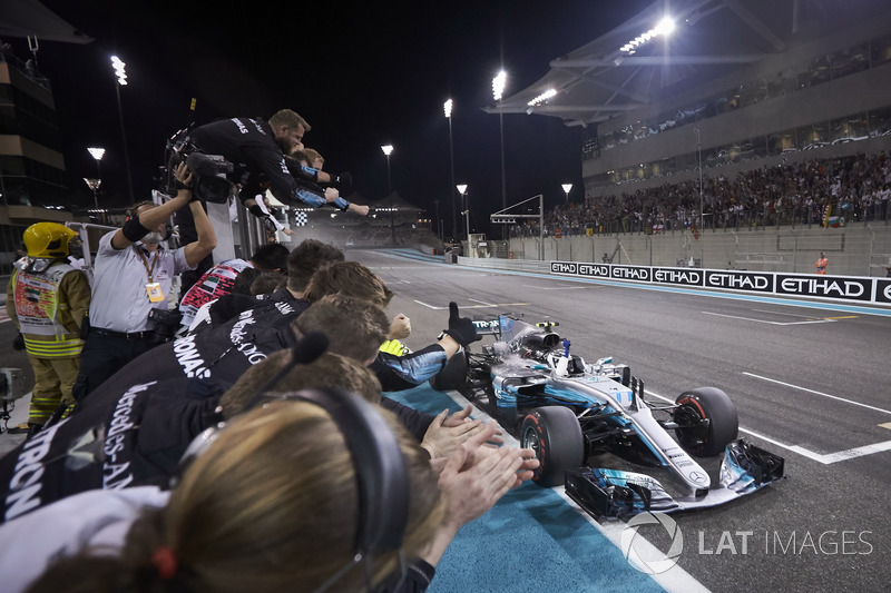 Bandera a cuadros para Valtteri Bottas, Mercedes AMG F1 W08