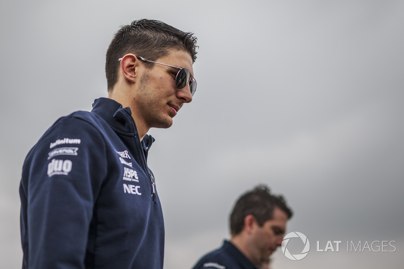 Esteban Ocon, Force India F1 camina por la pista