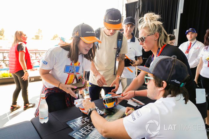 Fernando Alonso, McLaren, firma autógrafos para fanáticos