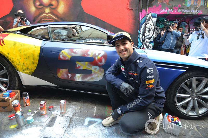 Daniel Ricciardo, Red Bull Racing con una Aston Martin DB11 in stile street art in Hosier Lane