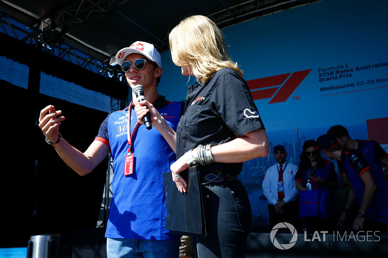 Pierre Gasly, Toro Rosso, est interviewé par Louise Goodman