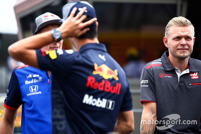 Brendon Hartley, Toro Rosso, talks con Daniel Ricciardo, Red Bull Racing, y Kevin Magnussen, Haas F1 Team