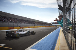 Lewis Hamilton, Mercedes AMG F1 W09, taglia il traguardo e conquista la vittoria mentre il team applaude la sua performance