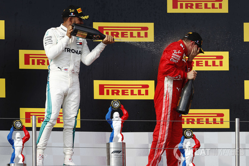 Lewis Hamilton, Mercedes AMG F1, 1° classificato, spruzza Kimi Raikkonen, Ferrari, 3° classificato, con lo Champagne, sul podio