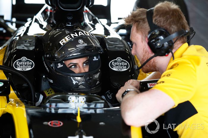 Aseel Al-Hamad, se prepara para conducir el F1 E20 de Renault de 2012 en el Renault Passion Parade