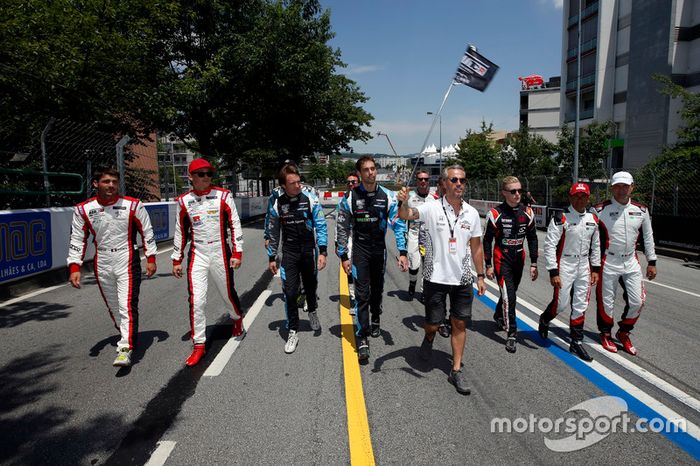 Tiago Monteiro, Boutsen Ginion Racing Honda Civic Type R TCR leads the other drivers