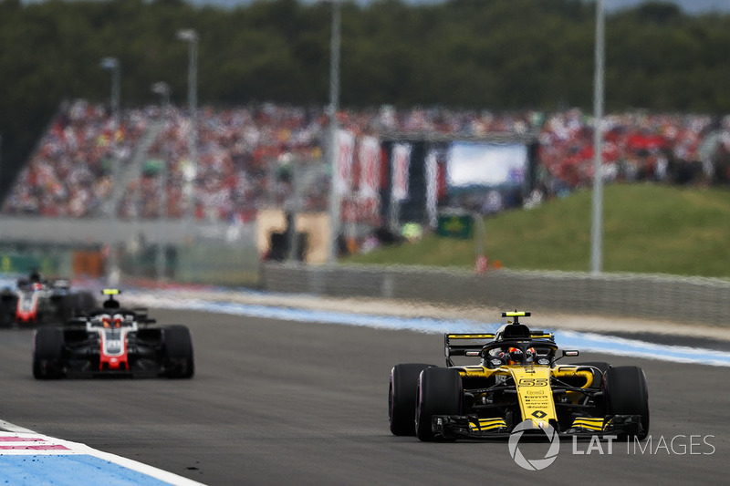 Carlos Sainz Jr., Renault Sport F1 Team R.S. 18, precede Kevin Magnussen, Haas F1 Team VF-18, e Romain Grosjean, Haas F1 Team VF-18